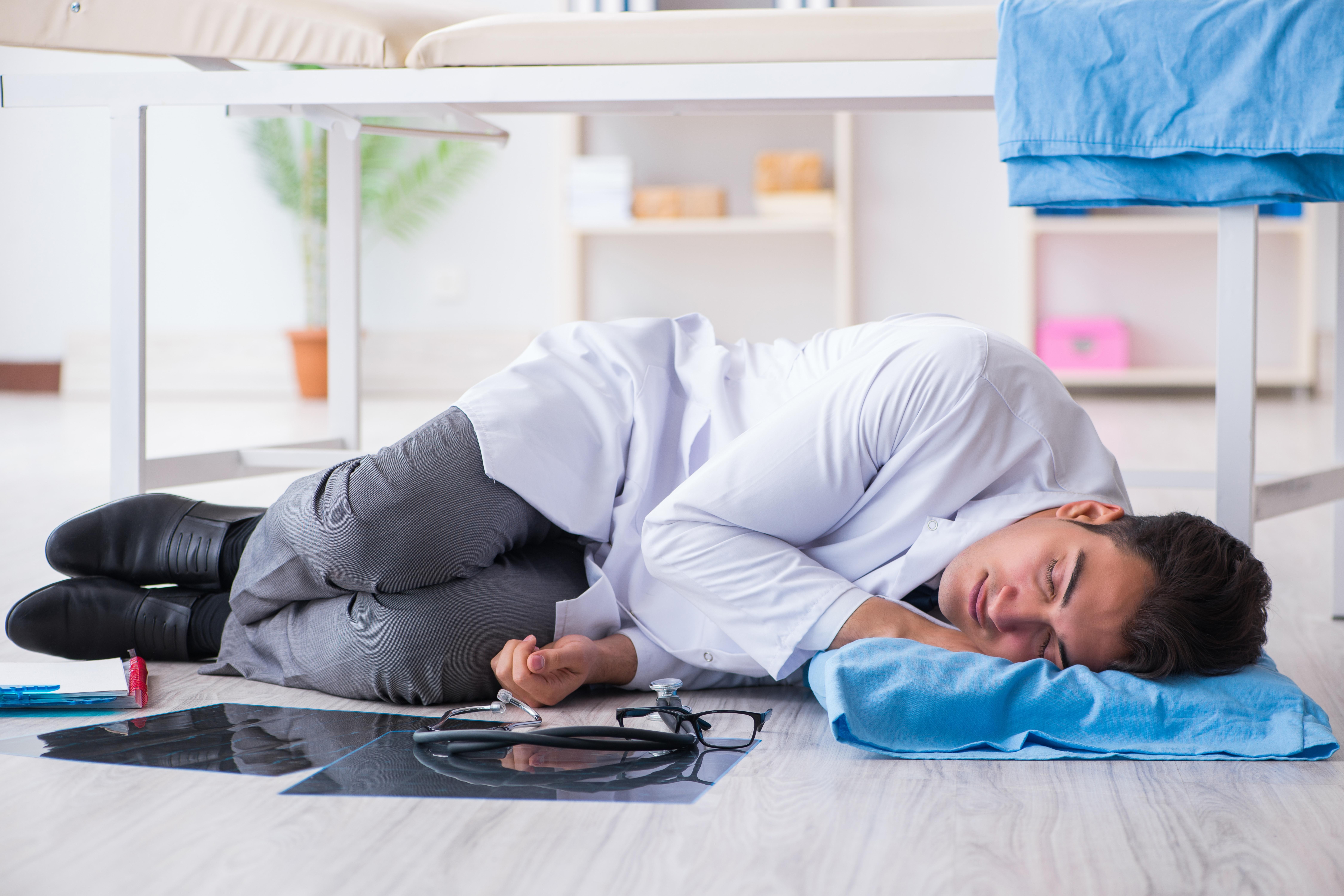 Mitos atau Fakta: Sering Tidur Lantai Bisa Menyebabkan Penyakit Liver?